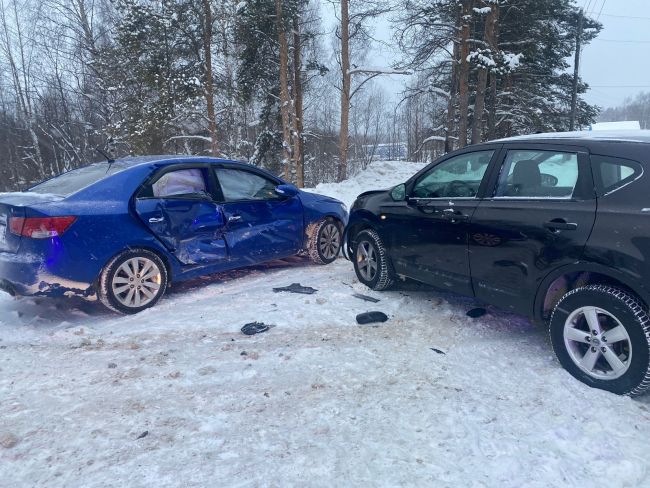 Возле дома 45 по ул. Загородная произошло столкновение Kia Cerato и Nissan Qashqai